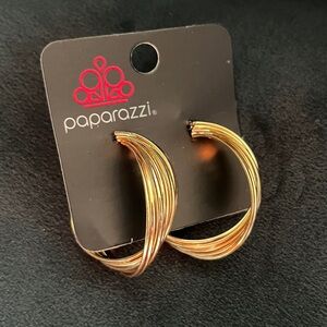 Post earring. Gold/twisted.